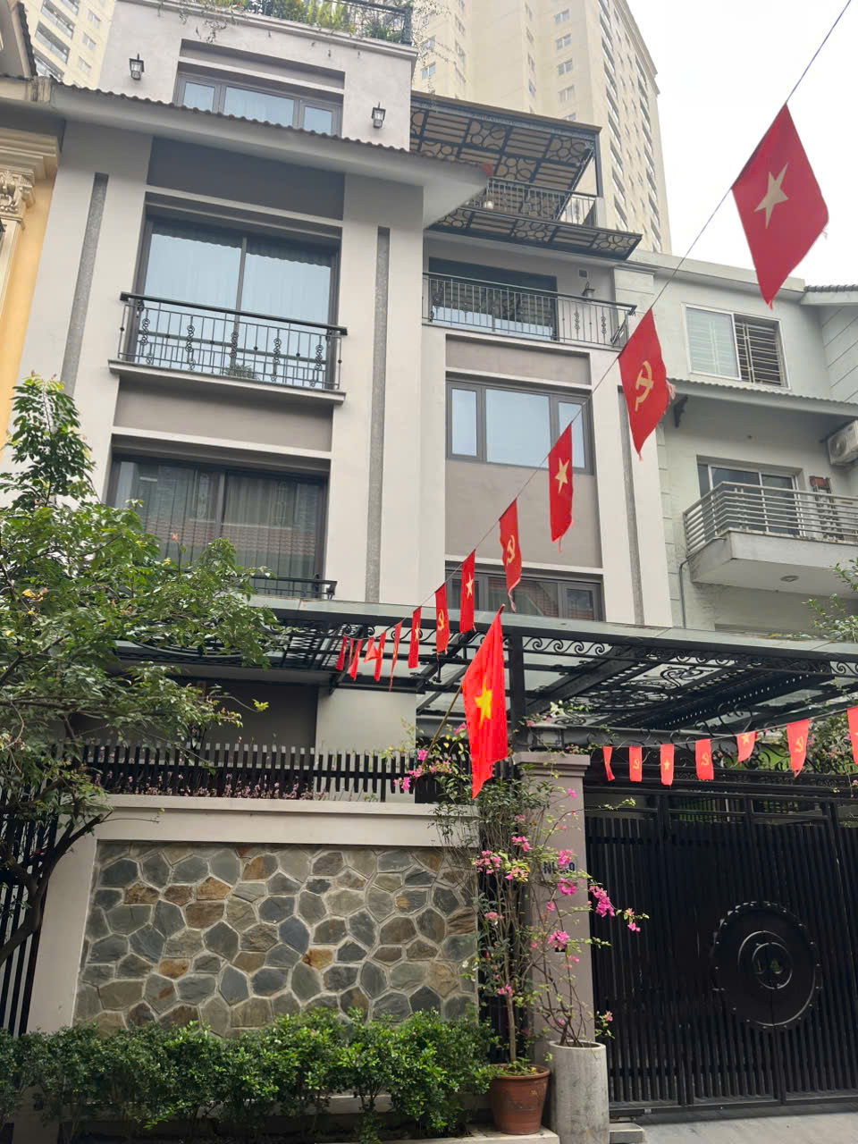 Cần bán BT Trung văn Hancic,Tố Hữu, DT 105mx 4T,MT 9m. Giá 35,5 tỷ. LH: 0964769634