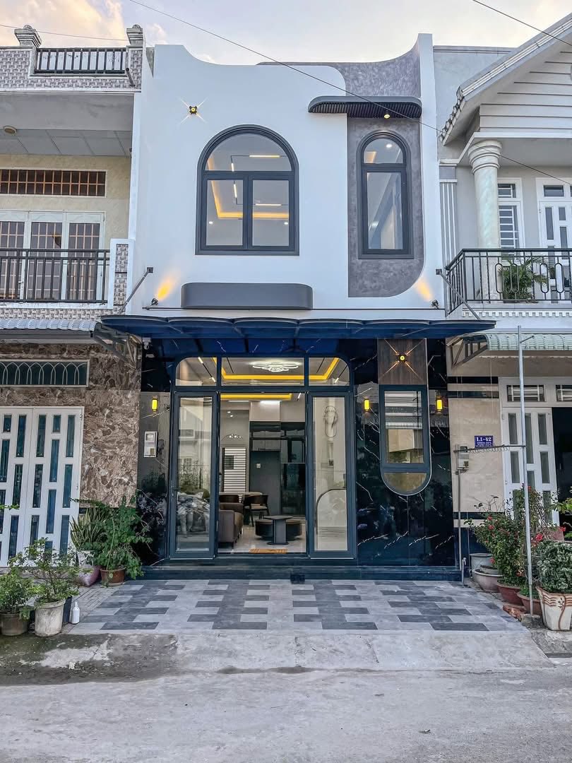 NHÀ VỪA XÂY MỚI CÒN KIÊN CỐ BÁN LẠI VỚI GIÁ THIỆN CHÍ